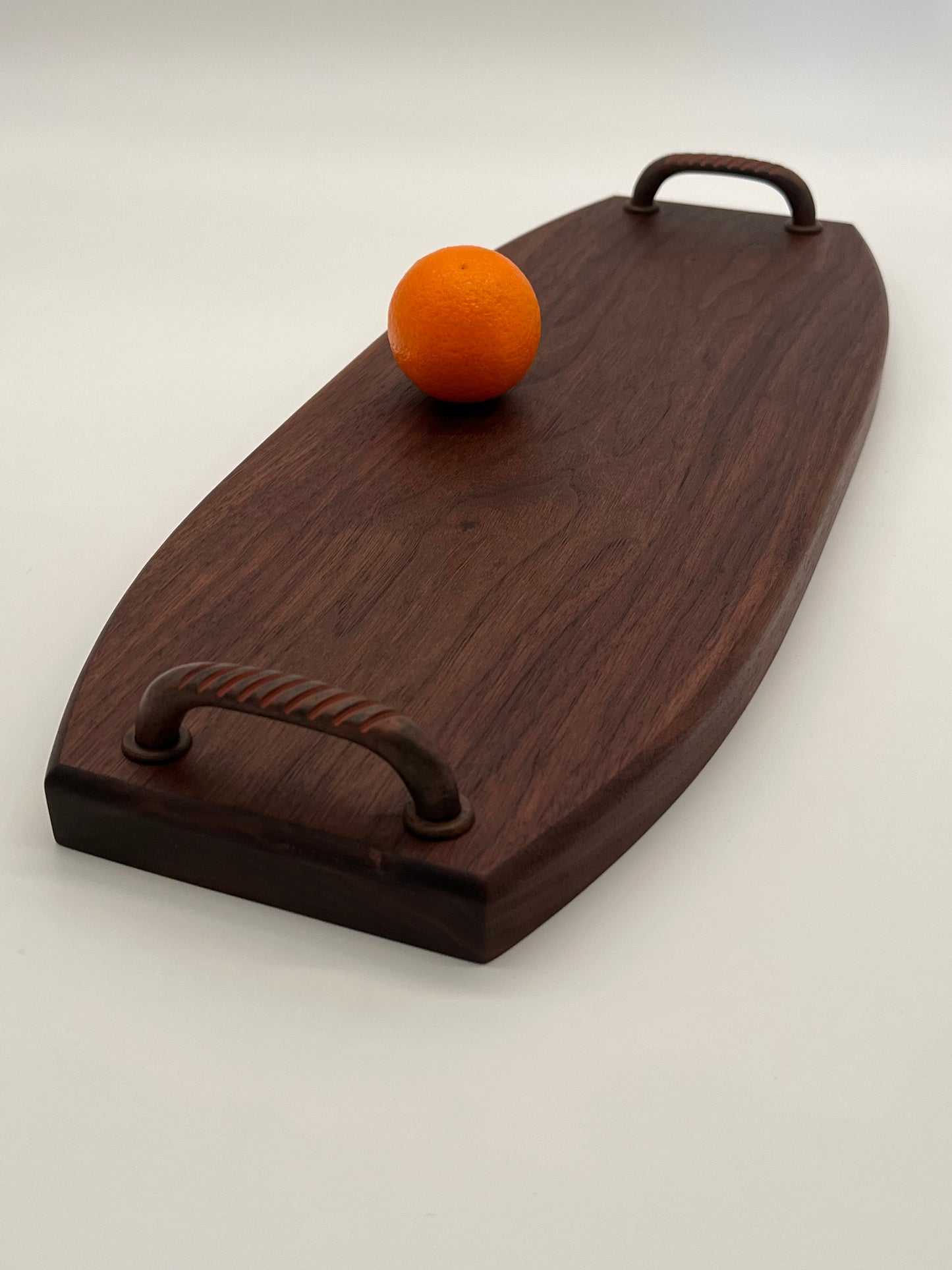 Handled serving/cutting board