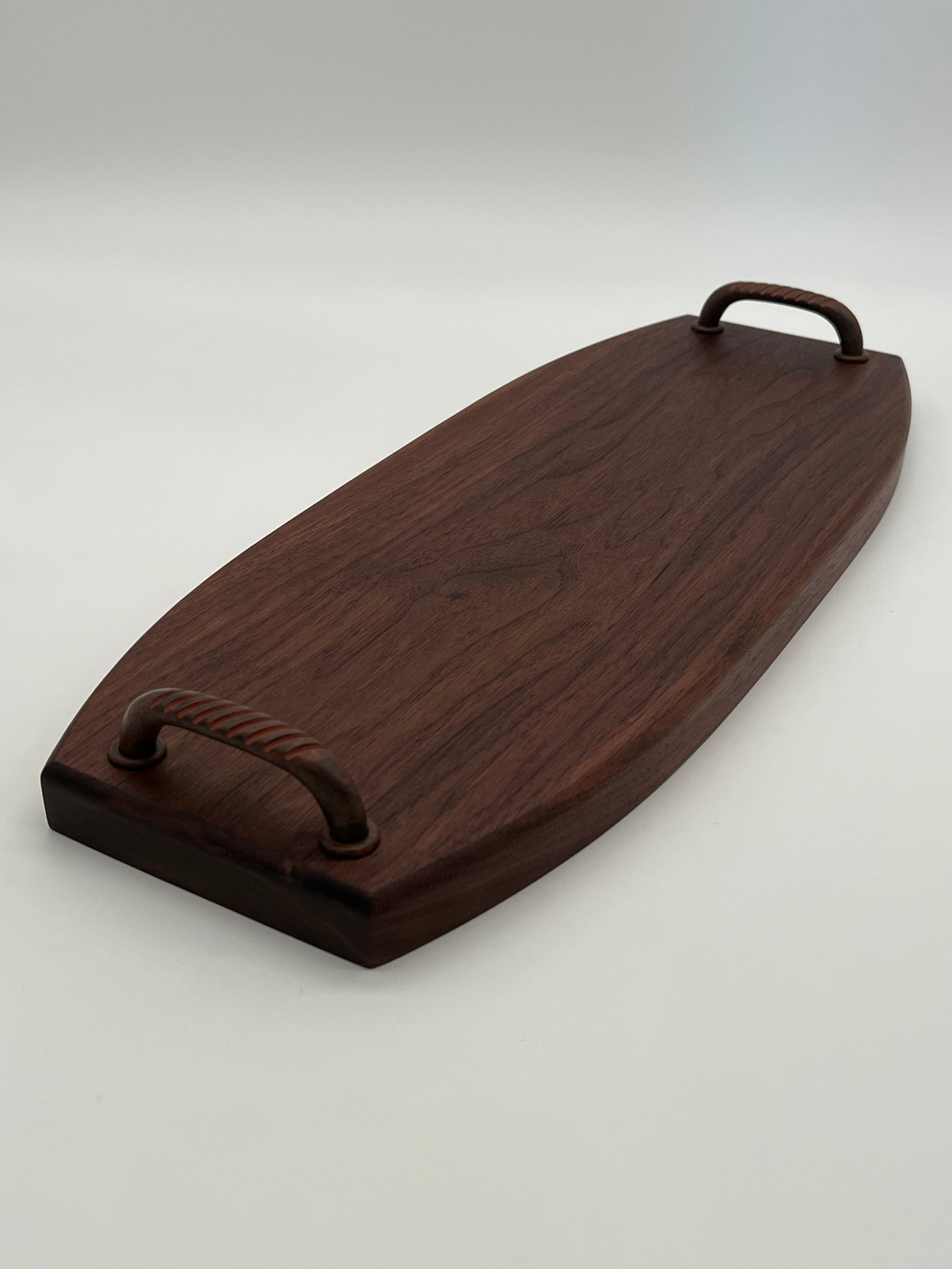 Handled serving/cutting board